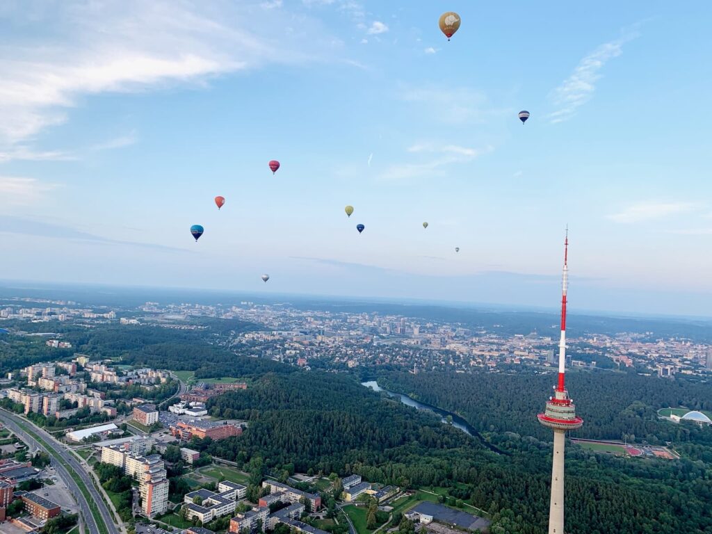 balloons-flying-towards-tv-tover-vilnius