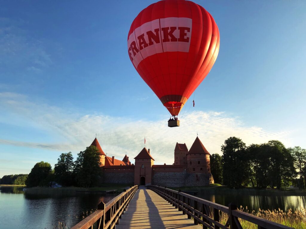 franke_hot_air_balloon_ove_trakai_castle