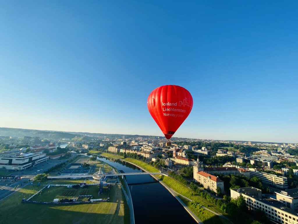 hot_air_balloon_taking_off_from_white_bridge_vilnius